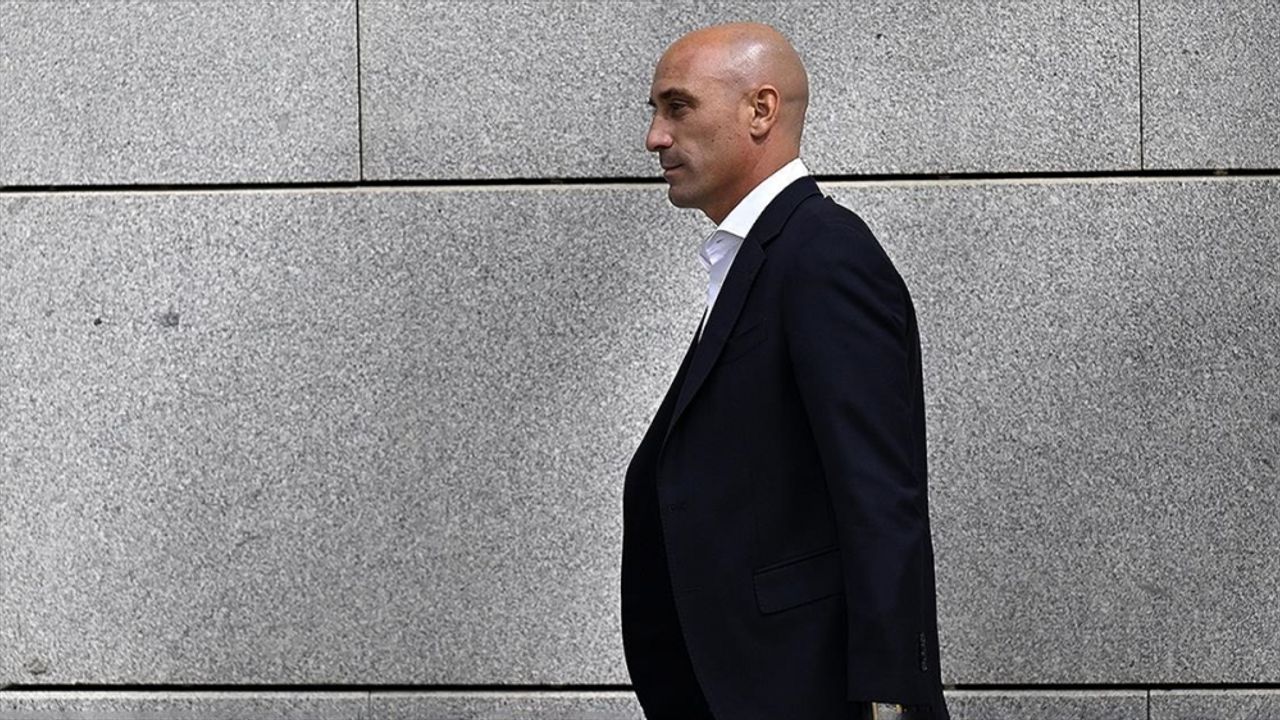 FIFA'dan eski İspanya Futbol Federasyonu Başkanı Rubiales'e üç yıl men cezası