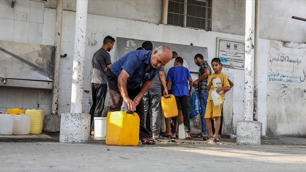 Gazze'de su krizi yaşayan Filistinliler temizlik için deniz suyu kullanmak zorunda kalıyor