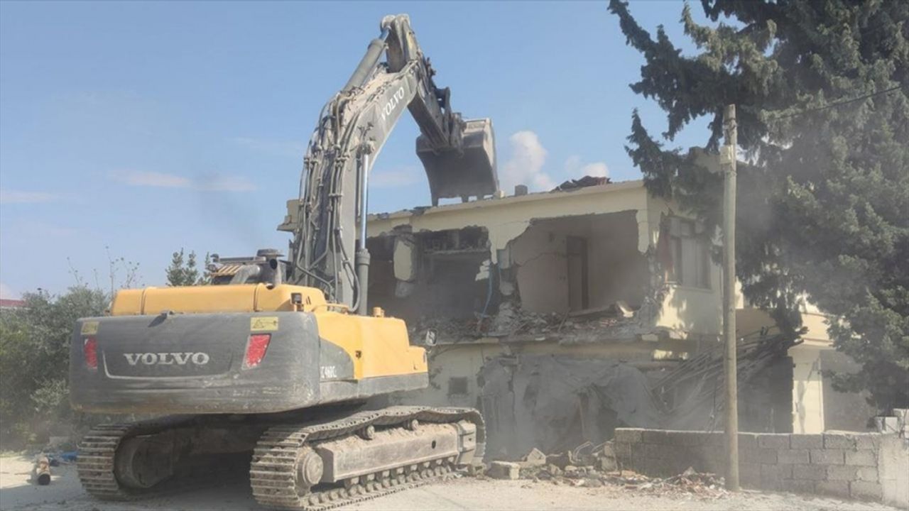 Hatay'da depremlerde ağır hasar alan 5 bina kontrollü yıkıldı