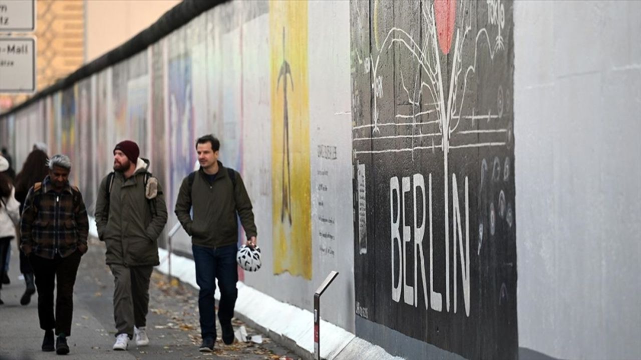 "Berlin Duvarı"nın yıkılışının üzerinden 34 yıl geçti