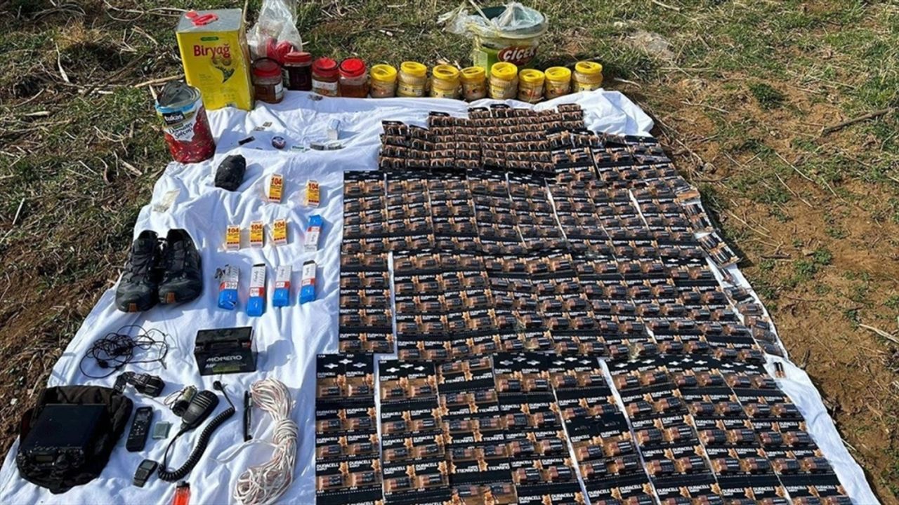 Bitlis'teki terör operasyonunda yaşam malzemeleri ele geçirildi