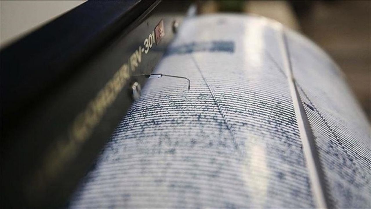 Endonezya'nın Banda Denizi açıklarında  6,7 ve 7,1 büyüklüğünde iki deprem