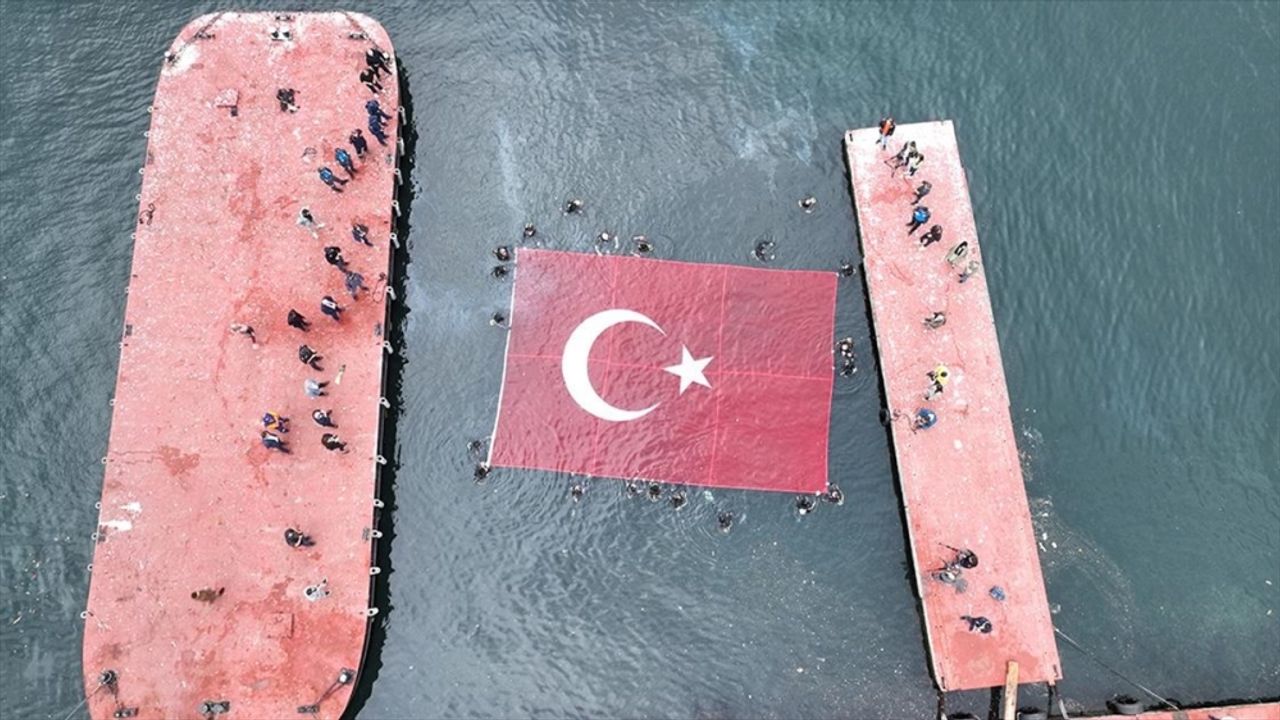Engelli öğrenciler, Haliç'ten aldıkları Türk bayrağını deniz üstünde açtı