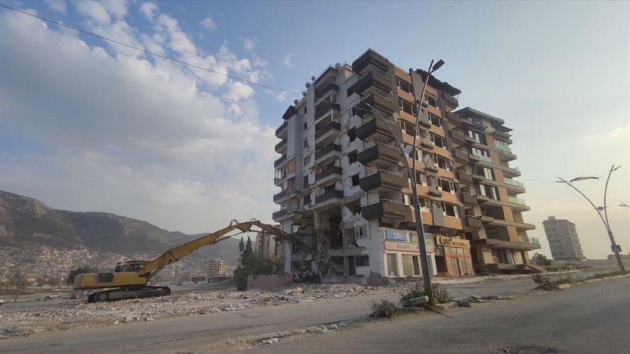 Hatay'da ağır hasarlı 4 bina kontrollü yıkıldı