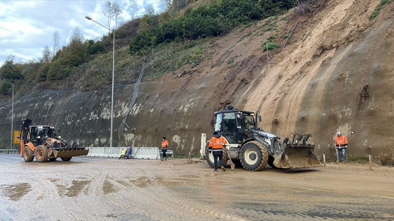 Heyelan riski nedeniyle kapatılan Bolu Dağı Tüneli İstanbul istikameti ulaşıma açıldı