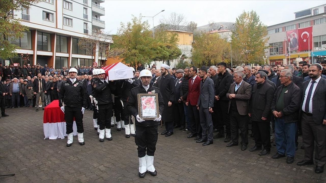 İstanbul'da şehit olan polis memuru Lütfü Baykar memleketi Bitlis'te son yolculuğuna uğurlandı