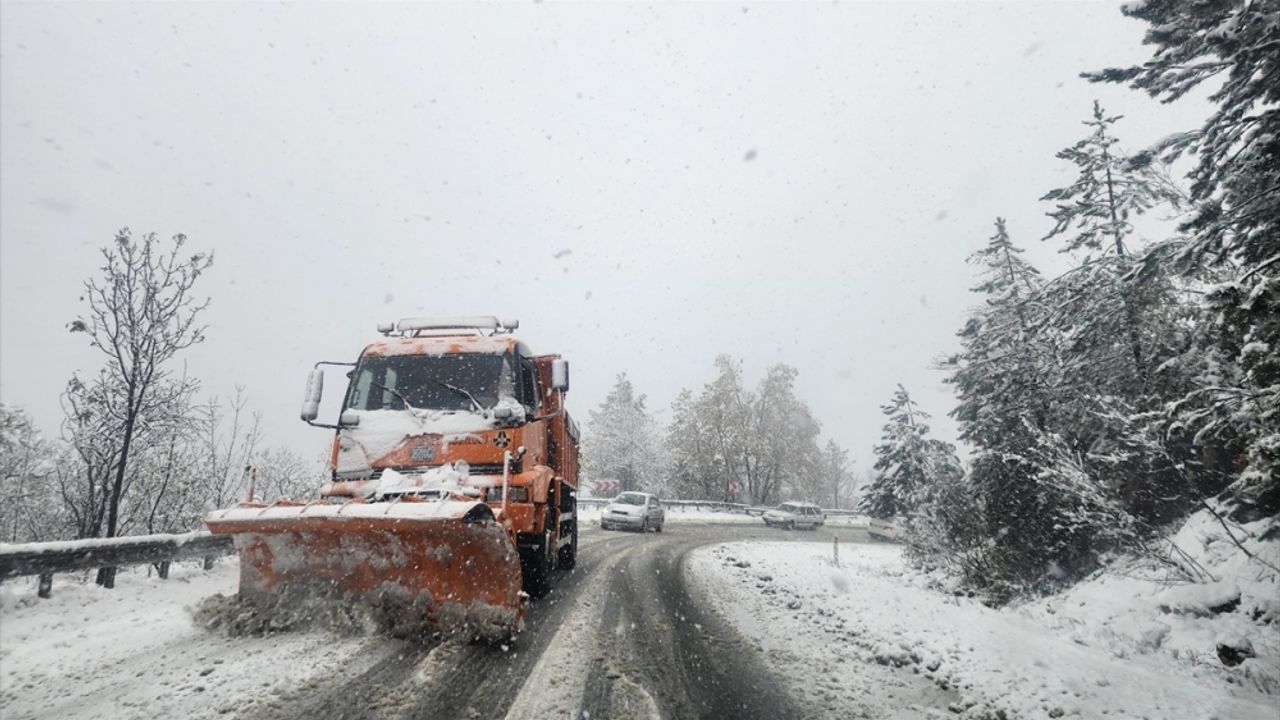 Kar yağışı Orhaneli-Bursa kara yolunda ulaşımda aksamalara neden oluyor