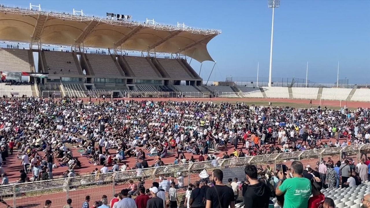 Lübnan'da binlerce kişi Gazze'de öldürülenler için gıyabi cenaze namazı kıldı