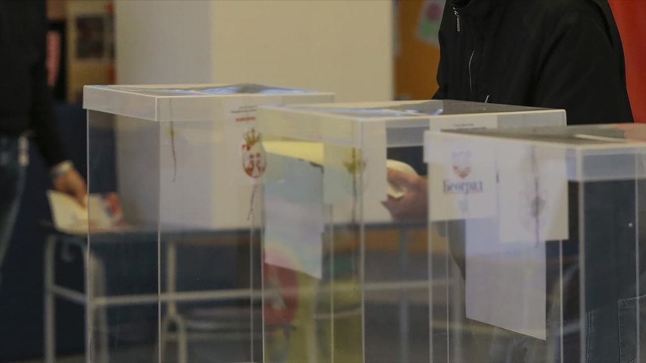 Sırbistan'da halk, erken genel seçimler için 17 Aralık'ta sandığa gidecek