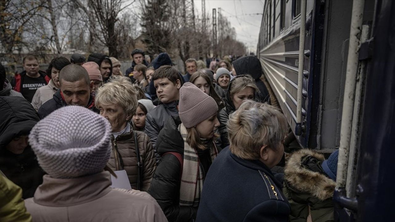 Ukrayna'da en şiddetli çatışmaların sürdüğü Donetsk bölgesinde sivillerin tahliyesi sürüyor
