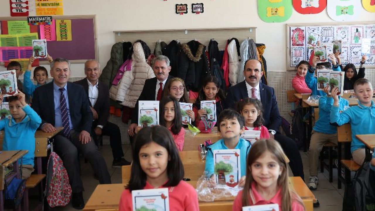 Konya'da Başkan Altay'dan 3. sınıf öğrencilerine hikaye kitabı