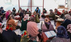 Adıyaman'da depremzede kadınlar "mukabele" geleneğini çadırda sürdürüyor