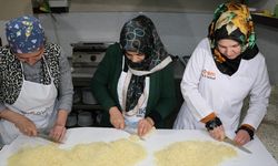 Erzincanlı kadınlar ramazanda yoğun talep gören kesme kadayıf için mesaide