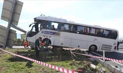 Denizli'de turistleri taşıyan otobüsle otomobilin çarpıştığı kazada ölü sayısı 3'e çıktı