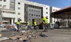 Filistinli gençler Gazze'deki Şifa Hastanesi'ni temizlemek için gönüllü oldu