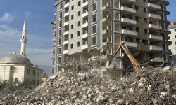 Hatay'da depremlerde ağır hasar alan 3 bina kontrollü yıkıldı