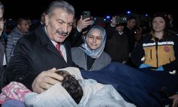 Sağlık Bakanı Koca Türkiye'ye getirilen Gazzeli hastaları havaalanında karşıladı