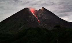 Endonezya'da Merapi Yanardağı'ndaki patlamalar nedeniyle 11 dağcı hayatını kaybetti