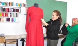 Kursa katılan Yozgatlı kadınlar eski giysi ve kumaşları ürüne dönüştürüyor
