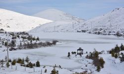Tokat'ta Üçoluk Göleti'nin yüzeyi buz tuttu