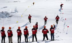 Bitlis'te gönüllülere karla kaplı arazide çığ eğitimi veriliyor