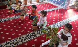 "Çiçekli Cami"deki rengarenk bitkilerin bakımı çocuklara emanet
