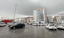 Kayseri'de 10 dakika süren dolu yolları ve araçların üzerini kapladı
