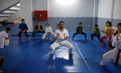 Konteyner kentte çalışan antrenör, depremzede çocukları karateyle tanıştırıyor