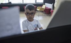 Anaokulu öğrencisi "küçük piyanist" Demirhan yeteneğiyle hayran bırakıyor