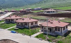 Depremde evleri yıkılan Sezer ailesi yeni evlerine kavuştu