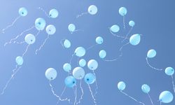 Dünya Otizm Farkındalık Günü'nde gökyüzüne yüzlerce mavi balon bırakıldı