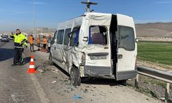 Kayseri'de kamyon ve iki işçi servisinin karıştığı trafik kazasında 10 işçi yaralandı