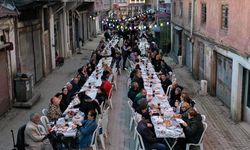 Mahalleli fazladan yaptığı yemekleri sokakta kurulan iftar sofrasında paylaşıyor
