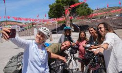 Bisiklet tutkunu kadın, bisikletli turistleri evinde misafir ediyor