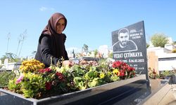 Depremde kaybettiği oğlunun mezarını her gün ziyaret ediyor