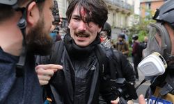Paris'te 1 Mayıs gösterisinde polis eylemcilere copla müdahale etti