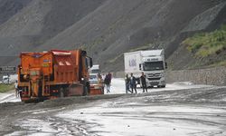 Erzincan-Sivas kara yolu heyelan nedeniyle ulaşıma kapandı