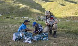 Tunceli'de jandarma ekipleri yayladaki çocukların yüzünü hediyelerle güldürdü