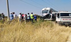 İzmir'de trenin hemzemin geçitte çarptığı araçtaki 3 kişi öldü