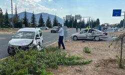 Elazığ'da hafif ticari araç ile otomobilin çarpıştığı kazada 9 kişi yaralandı