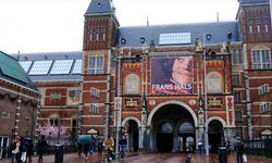 Amsterdam'da iklim aktivistleri, Hollanda'nın en büyük müzesi Rijksmuseum'un girişini kapattı