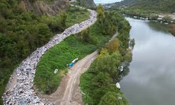 Bartın'da vahşi depolama alanının dolması nedeniyle çöplerin yola dökülmesine inceleme