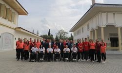 Dünya Etnospor Konfederasyonu Başkanı Bilal Erdoğan, milli okçularla buluştu