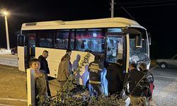 Kütahya'da işçi servisi ile hafif ticari araç çarpıştı, 10 kişi yaralandı