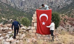 PKK'lı teröristlerin katlettiği yakınlarını, saldırının gerçekleştiği eve Türk bayrağı asarak andılar