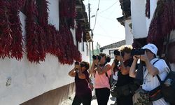 Bilecik'in tescilli biberinin kurutulduğu köy fotoğrafçıları ağırlıyor