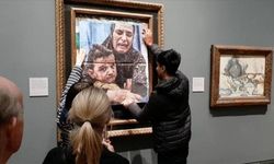 Gazze’de soykırımın durdurulmasını isteyen aktivistler Picasso tablosuna AA'nın karesini yapıştırdı