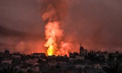 Gazze’nin kuzeyinde iletişimi kesen İsrail, bölgeye yoğun bombardıman düzenliyor