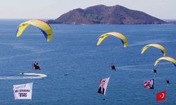 THK paramotor ekibi Fethiye'de bayrak ve pankartla TUSAŞ'a destek için uçtu