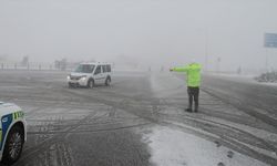 Erzincan-Sivas ile Erzincan-Gümüşhane kara yolları kar nedeniyle ulaşıma kapatıldı